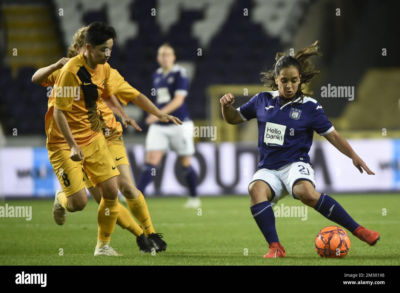 Kamila Kulmagambetova de Kazygurt et Sakina Diki Ouzraoui d'Anderlecht se battent pour le ballon lors d'un match de football entre le club belge RSC Anderlecht et l'équipe kazakhstani WFC BIIK-Kazygurt, le jeudi 12 septembre 2019 à Bruxelles, première étape du Round 32 de la Ligue des champions de l'UEFA pour les femmes. BELGA PHOTO JOHN THYS Banque D'Images