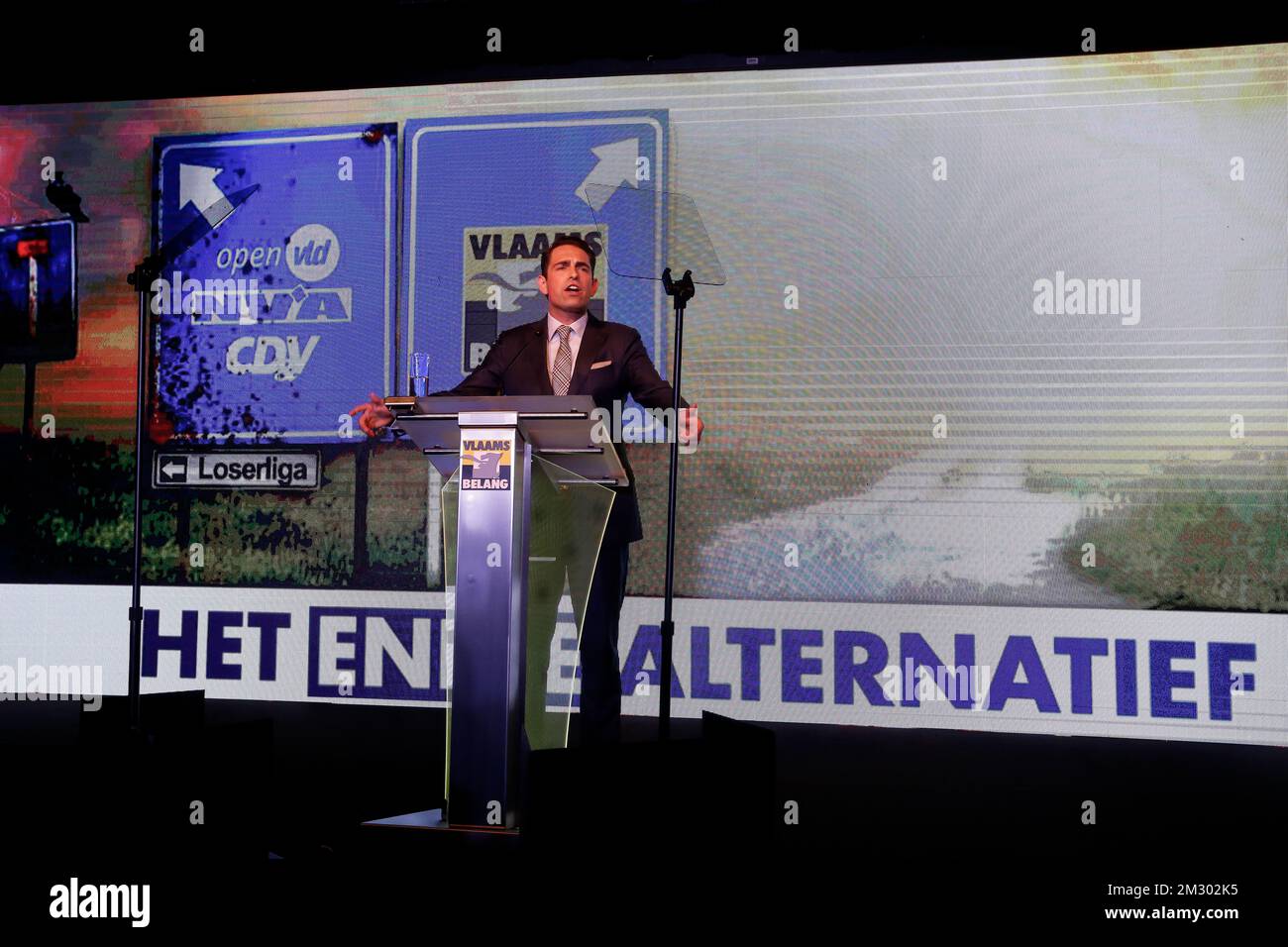 Tom Van Grieken, de Vlaams Belang, prononce un discours lors d'une réunion nationale de lutte (rencontre nationale) du parti flamand d'extrême-droite Vlaams Belang à Gand, le vendredi 13 septembre 2019. BELGA PHOTO NICOLAS MATERLINCK Banque D'Images