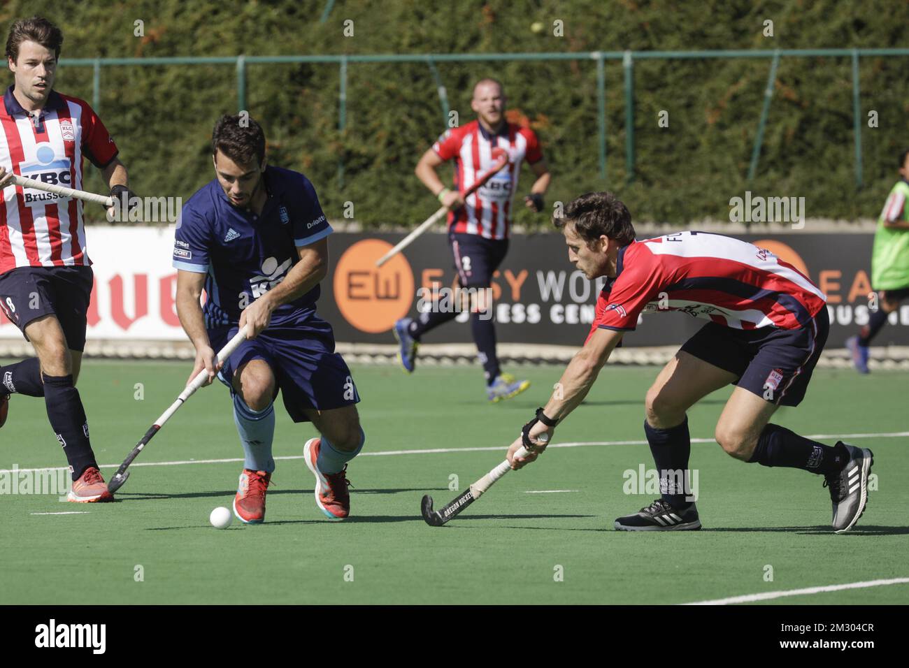 Tomi Domene d'Oree et Jean-Baptiste Forgues de Léopold photographiés en  action lors d'un match de hockey entre le Royal Leopold Club et l'Oree, le  premier jour du championnat de hockey de première