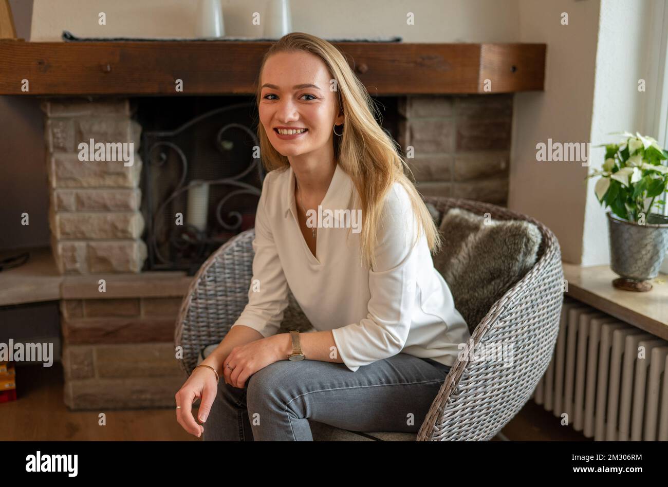 Losheim am See, Allemagne. 14th décembre 2022. Emily Vontz (SPD) sourit à la maison de ses parents. L'homme de 22 ans de la Sarre succède à Maas (SPD) au Bundestag et est le plus jeune membre. Credit: Harald Tittel/dpa/Alay Live News Banque D'Images