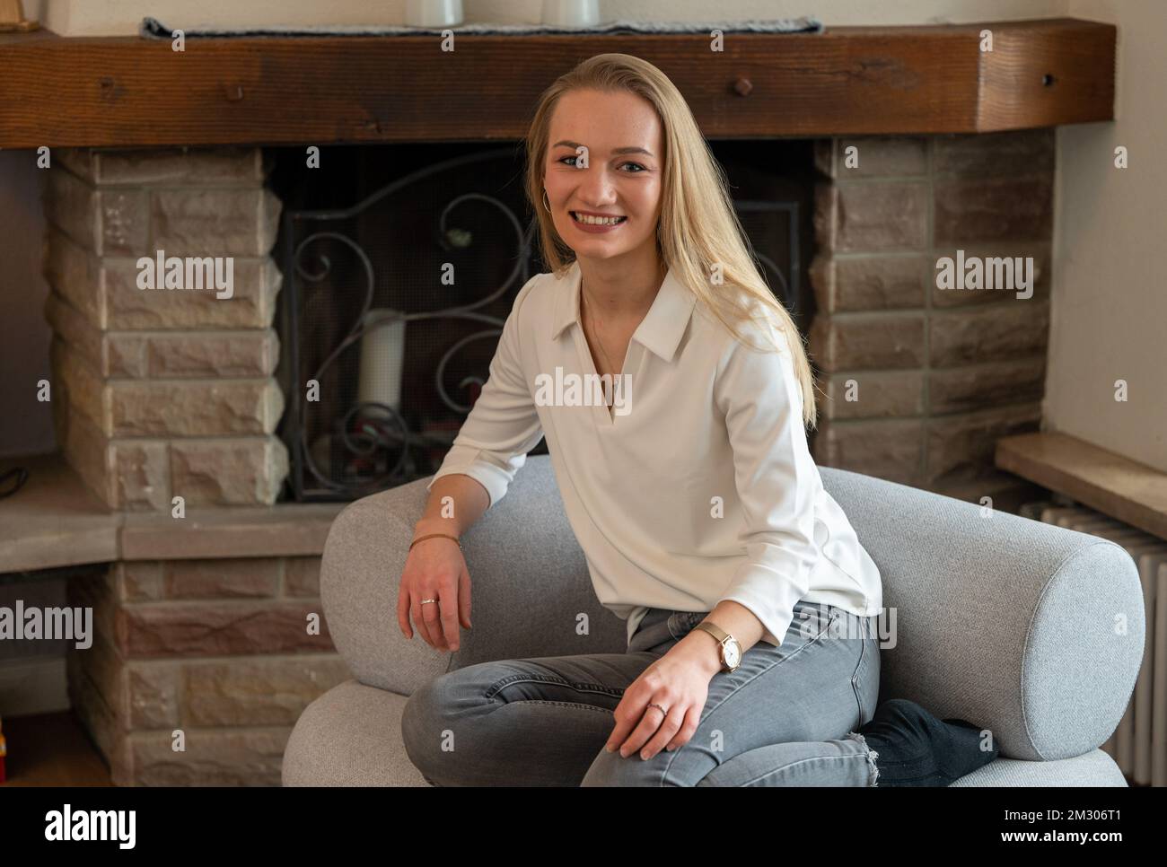 Losheim am See, Allemagne. 14th décembre 2022. Emily Vontz (SPD) sourit à la maison de ses parents. L'homme de 22 ans de la Sarre succède à Maas (SPD) au Bundestag et est le plus jeune membre. Credit: Harald Tittel/dpa/Alay Live News Banque D'Images