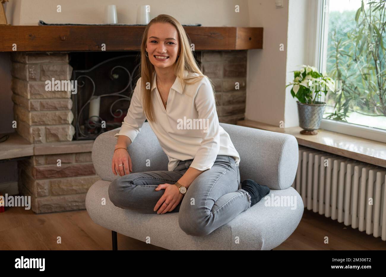 Losheim am See, Allemagne. 14th décembre 2022. Emily Vontz (SPD) sourit à la maison de ses parents. L'homme de 22 ans de la Sarre succède à Maas (SPD) au Bundestag et est le plus jeune membre. Credit: Harald Tittel/dpa/Alay Live News Banque D'Images