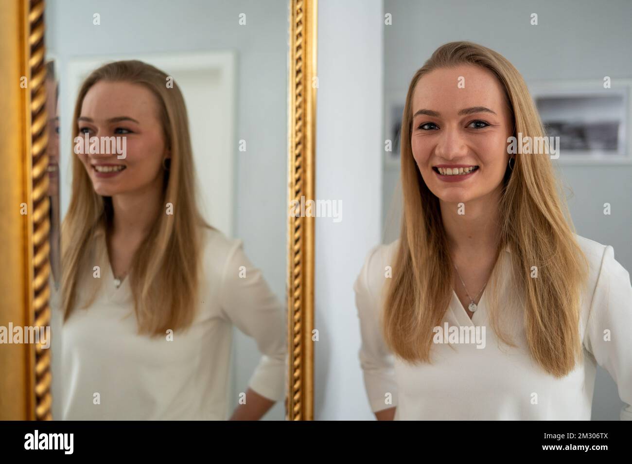 Losheim am See, Allemagne. 14th décembre 2022. Emily Vontz (SPD) sourit à un miroir. L'homme de 22 ans de la Sarre remplace Maas (SPD) au Bundestag et est le plus jeune membre. Credit: Harald Tittel/dpa/Alay Live News Banque D'Images