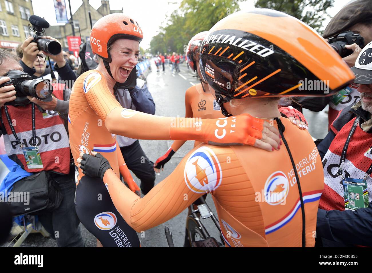 Riejanne Markus néerlandaise et Amy Pieters néerlandais célèbrent après avoir remporté le relais mixte de test de temps d'équipe aux Championnats du monde de route UCI à Harrogate, dans le North Yorkshire, au Royaume-Uni, le dimanche 22 septembre 2019. Les mondes ont lieu du 21 au 29 septembre. BELGA PHOTO YORICK JANSENS Banque D'Images