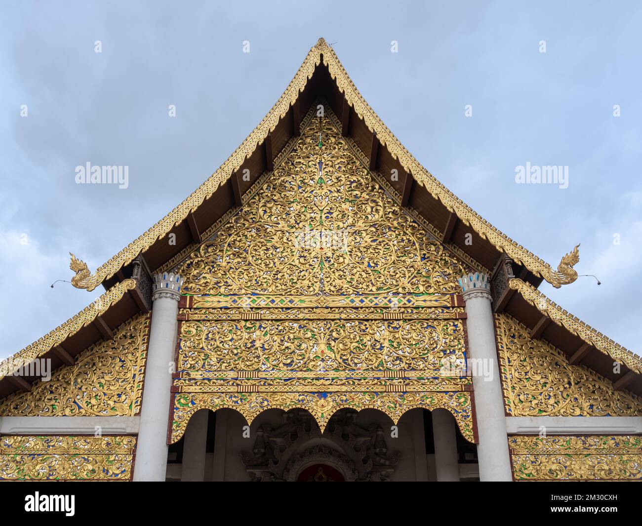 Sculpture complexe en bois doré sur un pignon de vihara ou de viharn au temple bouddhiste de Wat Chedi Luang, Chiang Mai, Thaïlande Banque D'Images