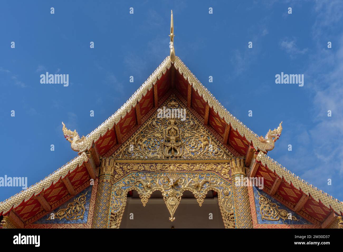 Vue sur Viharn Luang ou le principal pignon de vihara avec des sculptures en bois doré dans l'ancien temple bouddhiste Wat Phra Singh de Lanna, Chiang Mai, Thaïlande Banque D'Images