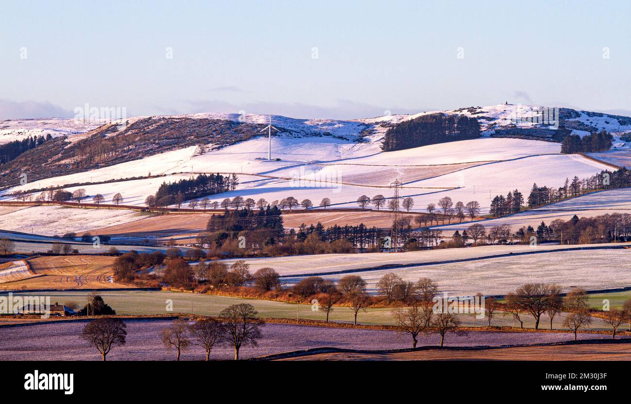 Dundee, Tayside, Écosse, Royaume-Uni. 14th décembre 2022. Météo au Royaume-Uni : le nord-est de l'Écosse connaît un coucher de soleil époustouflant de décembre, avec des températures planant autour de -1°C. Le coucher du soleil en fin d'après-midi se reflète dans un magnifique paysage enneigé rose et jaune couvrant les collines Sidlaw de Dundee et la campagne environnante. Crédit : Dundee Photographics/Alamy Live News Banque D'Images