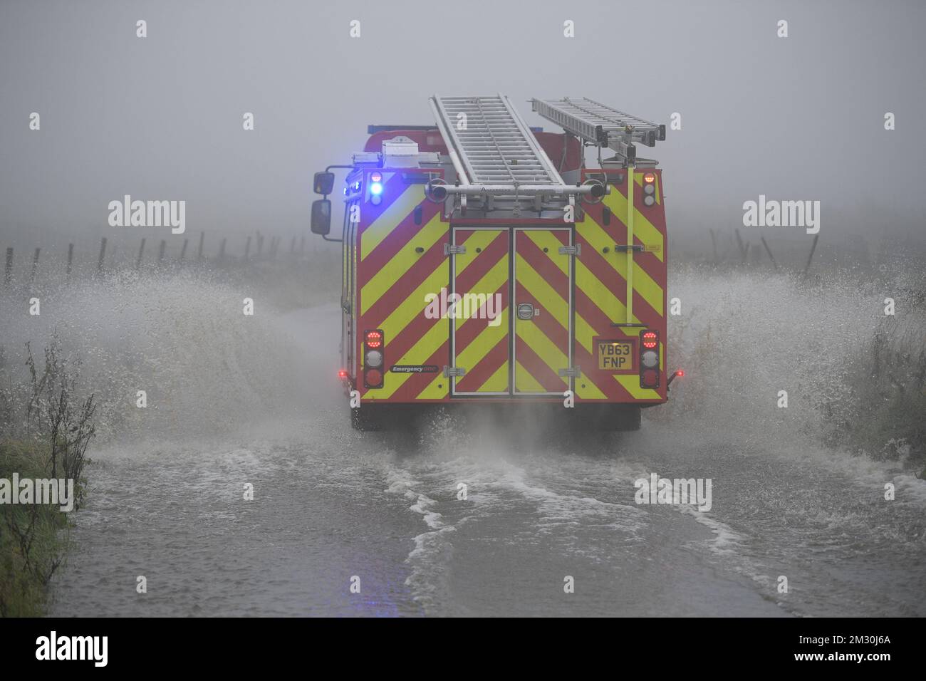 L'illustration montre un camion de pompier qui traverse la pluie et une flaque géante, sur la piste, pendant la course masculine aux Championnats du monde de route UCI à Harrogate, dans le North Yorkshire, au Royaume-Uni, le dimanche 29 septembre 2019. Les mondes ont lieu du 21 au 29 septembre. BELGA PHOTO YORICK JANSENS Banque D'Images