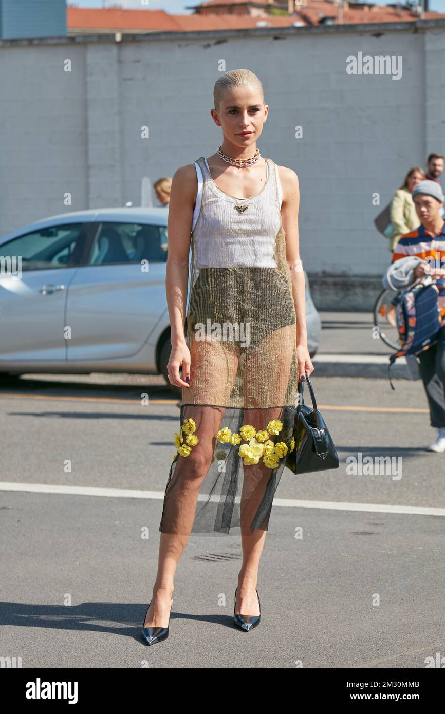 MILAN, ITALIE - 22 SEPTEMBRE 2022 : Caroline Daur avant le défilé de mode de Prada, Milan Fashion week Street style Banque D'Images