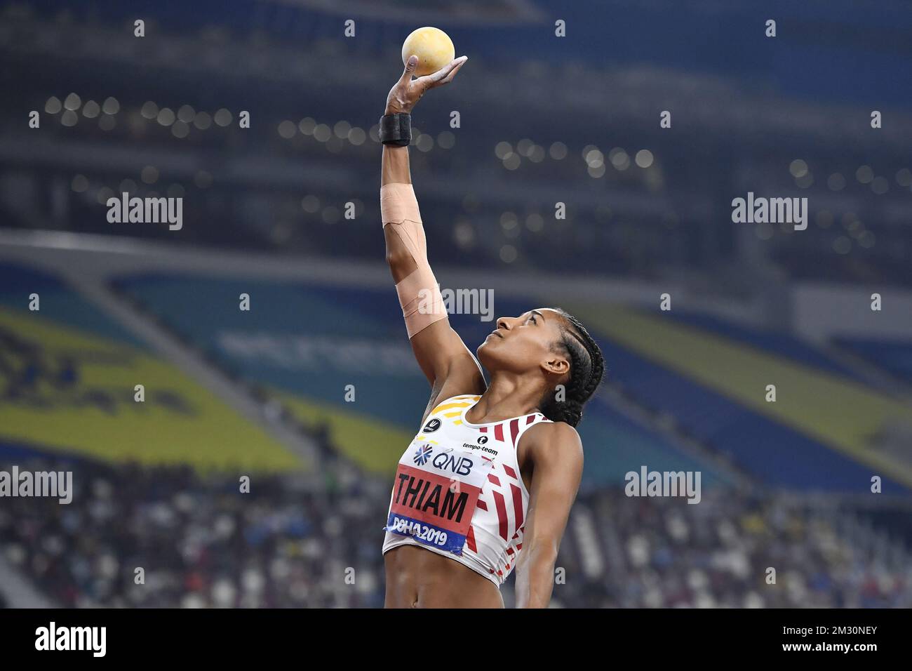 Nafissatou Nafi Thiam belge photographié en action lors de l'épreuve de tir de l'heptathlon féminin, le sixième jour des Championnats du monde d'athlétisme de l'IAAF à Doha, Qatar, le mercredi 02 octobre 2019. Les mondes ont lieu du 27 septembre au 6 octobre. BELGA PHOTO DIRK WAEM Banque D'Images