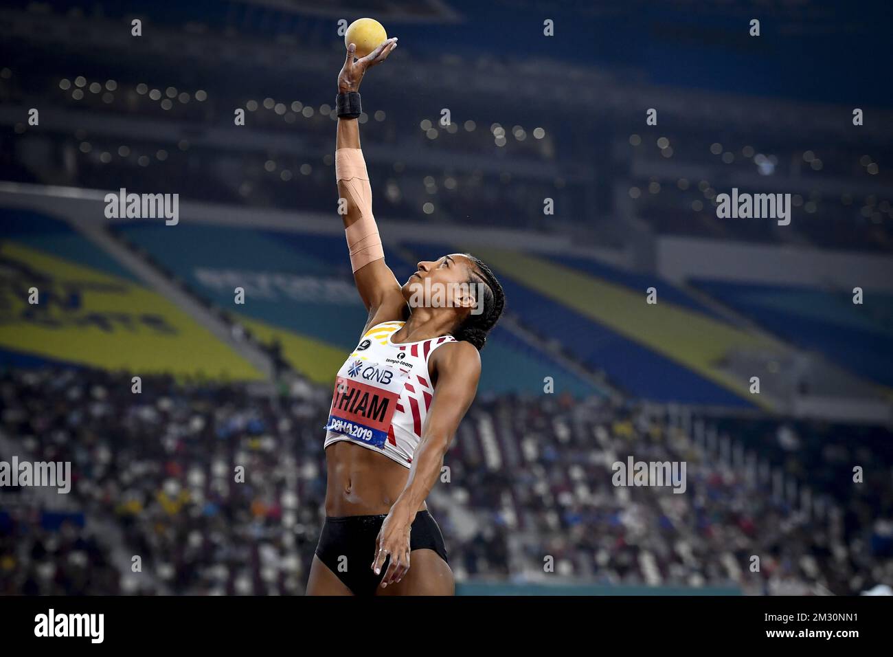 Nafissatou Nafi Thiam belge photographié en action lors de l'épreuve de tir de l'heptathlon féminin, le sixième jour des Championnats du monde d'athlétisme de l'IAAF à Doha, Qatar, le mercredi 02 octobre 2019. Les mondes ont lieu du 27 septembre au 6 octobre. BELGA PHOTO DIRK WAEM Banque D'Images