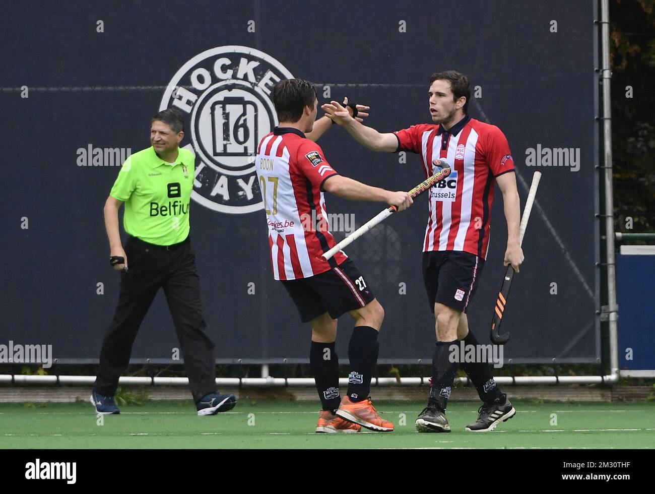 Tom Degroote de Leopold fête avec Tom Boon de Leopold après avoir marqué un match de hockey entre le Royal Leopold Club et les KHC Dragons, le quatrième jour du championnat de hockey de première division belge, dimanche 06 octobre 2019 à Ukkel/Uccle, Bruxelles. BELGA PHOTO JOHN THYS Banque D'Images