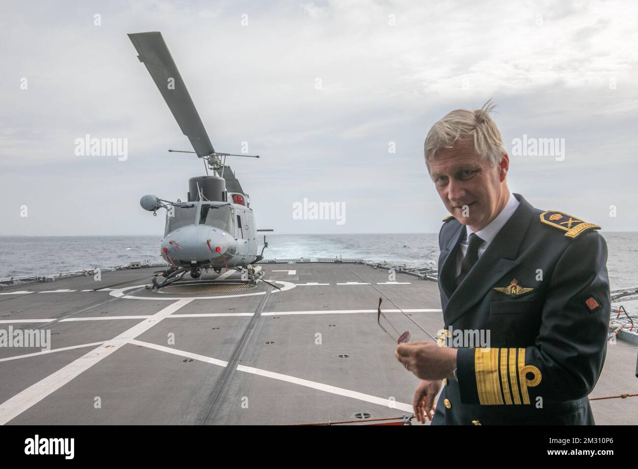 Roi Philippe - Filip de Belgique photographié lors d'une visite à la frégate de Léopold I de la défense belge dans le détroit de Gibraltar, vendredi 11 octobre 2019. BELGA PHOTO POOL OLIVIER MATTYS Banque D'Images