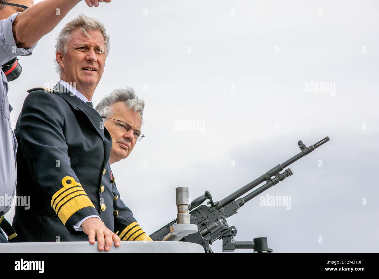 Roi Philippe - Filip de Belgique et vice-Premier ministre et ministre des Affaires étrangères et de la Défense Didier Reynders photographié lors d'une visite à la frégate Léopold I de la Défense belge dans le détroit de Gibraltar, vendredi 11 octobre 2019. BELGA PHOTO POOL OLIVIER MATTYS Banque D'Images