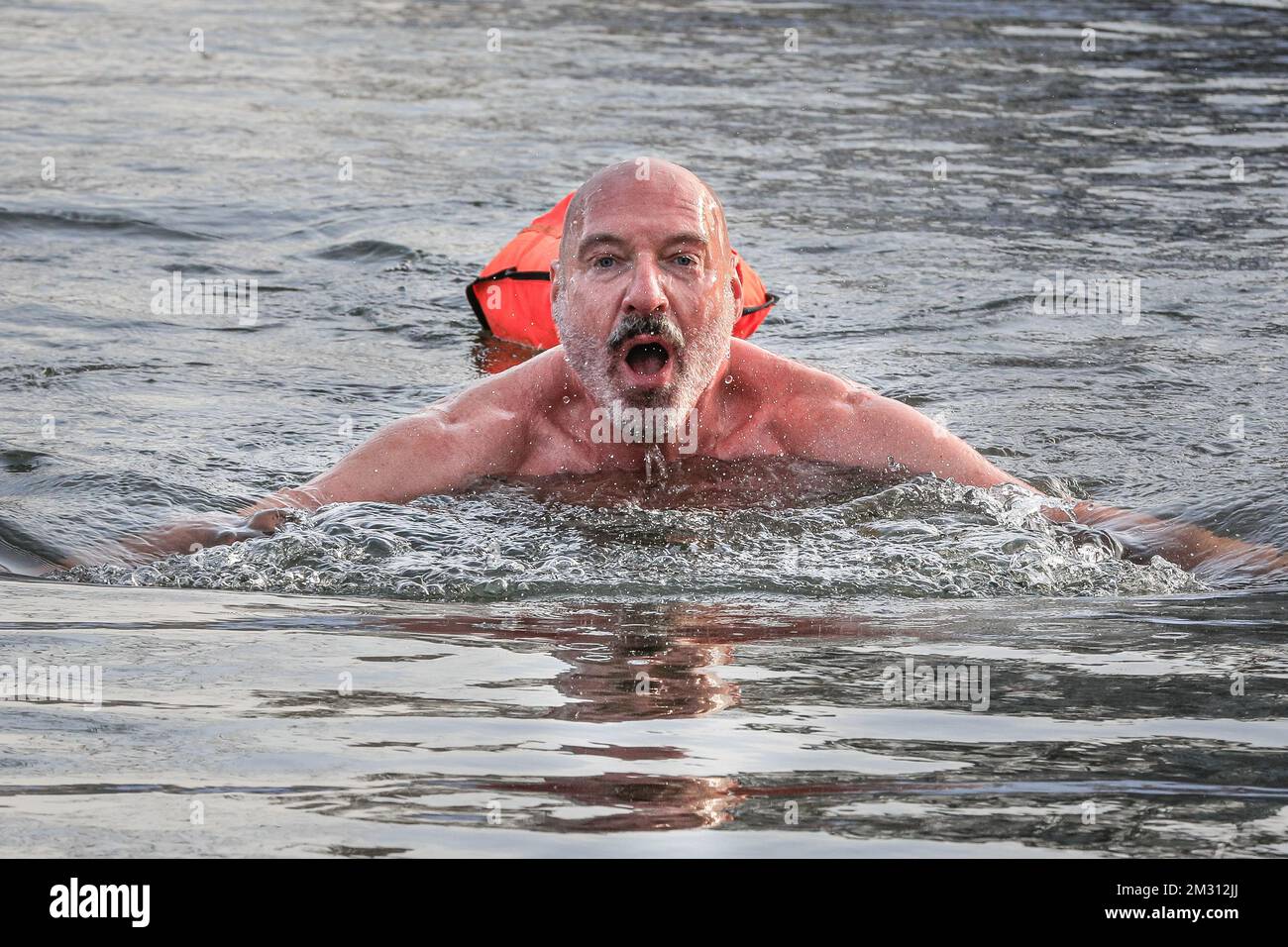 Londres, Royaume-Uni. 14th décembre 2022. Le nageur Bernd est venu pour une baignade revigorante et brave l'eau avec un sourire. Les nageurs brave le temps froid mais ensoleillé pour la baignade en eau libre au lac de baignade de Beckenham place Park, un lac dans un cadre naturel au parc de Beckenham place dans le sud-est de Londres. Deux gardes de la vie entièrement formés sont présents avec l'équipement de sauvetage pour les sessions de natation en eau libre réservées et tous les nageurs ont eu des sessions d'induction sur la natation en hiver et les mesures de sécurité, et nager avec une bouée de vie. Credit: Imagetraceur/Alamy Live News Banque D'Images