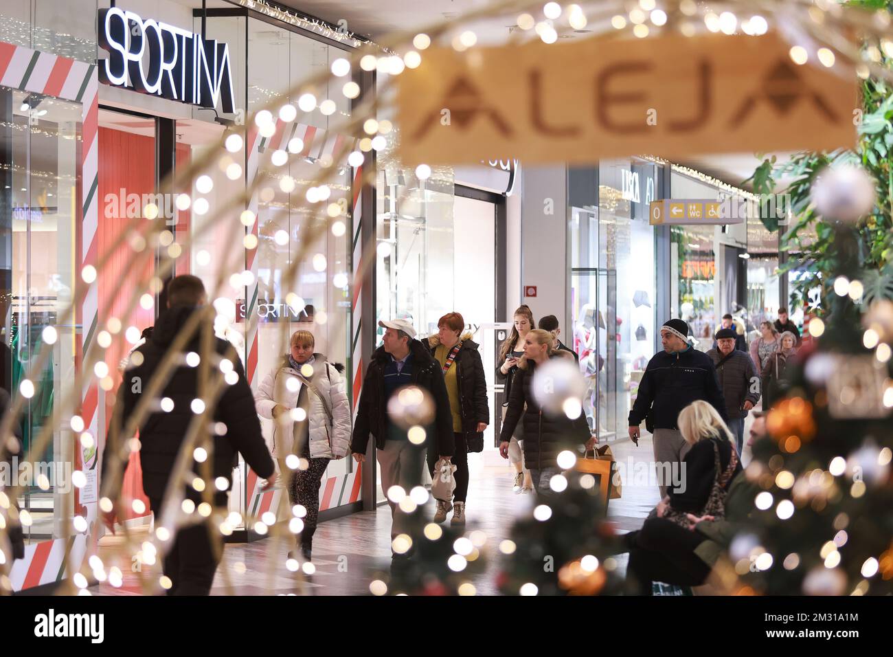 Ljubljana, Slovénie. 13th décembre 2022. Les gens font du shopping dans le centre commercial Aleja décoré pour Noël à Ljubljana, Slovénie, 13 décembre 2022. Cette année, l'inflation en Slovénie a atteint le niveau le plus élevé depuis plus de 20 ans, se établissant à 10 pour cent d'année en année en octobre, contre 3,5 pour cent il y a un an. Credit: Zeljko Stevanic/Xinhua/Alay Live News Banque D'Images