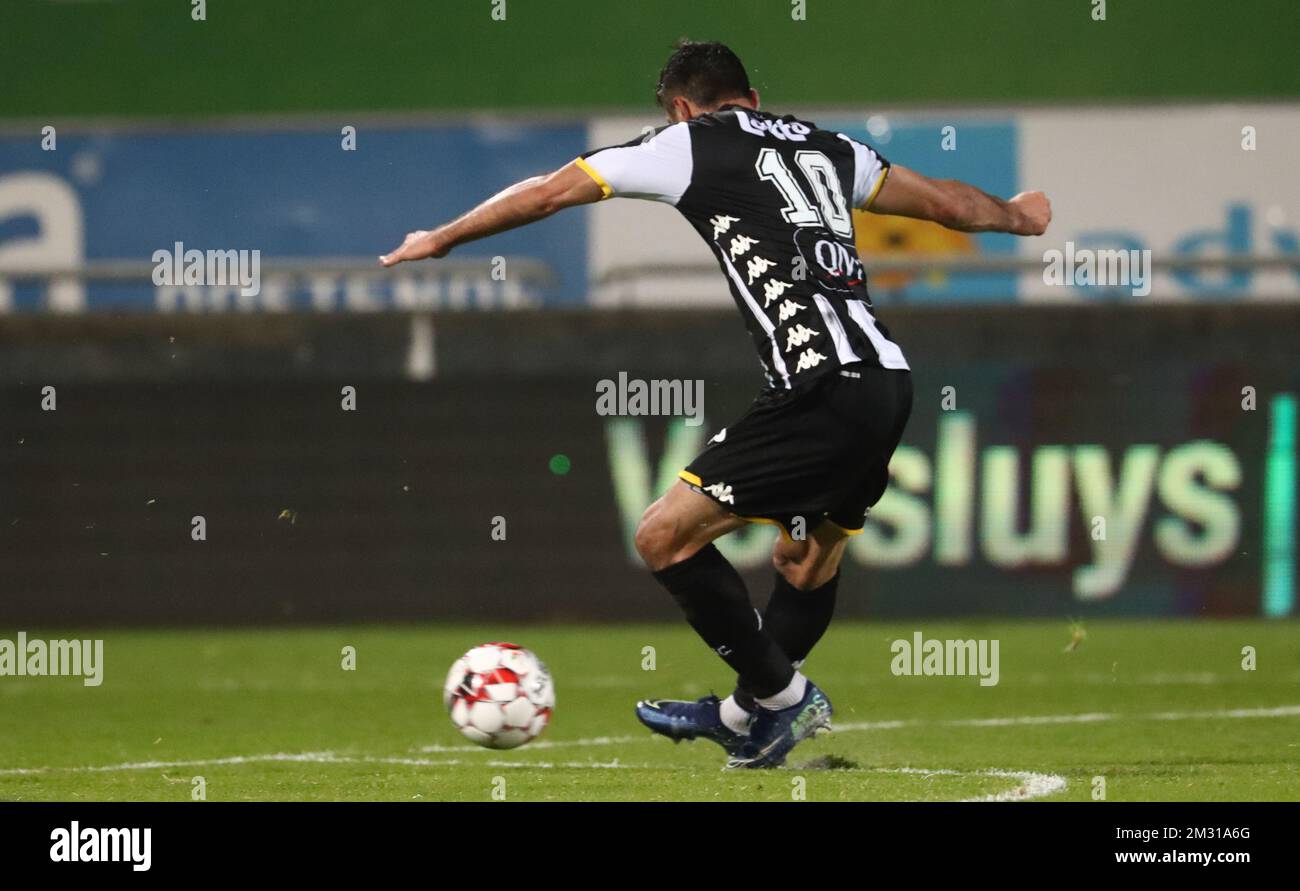 Kaveh Rezaei de Charleroi marquant un match de football entre KV Oostende et Sporting Charleroi, mardi 29 octobre 2019 à Oostende, le 13 jour de la saison belge de championnat de football "Jupiler Pro League" 2019-2020. BELGA PHOTO VIRGINIE LEFOUR Banque D'Images