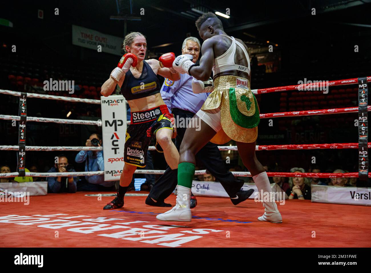 L'illustration montre la lutte entre le persoon Delfine belge et Helen Joseph nigériane pour le titre de poids plume féminin WBA World, lundi 11 novembre 2019, à Ostende. BELGA PHOTO KURT DESPLENTER Banque D'Images