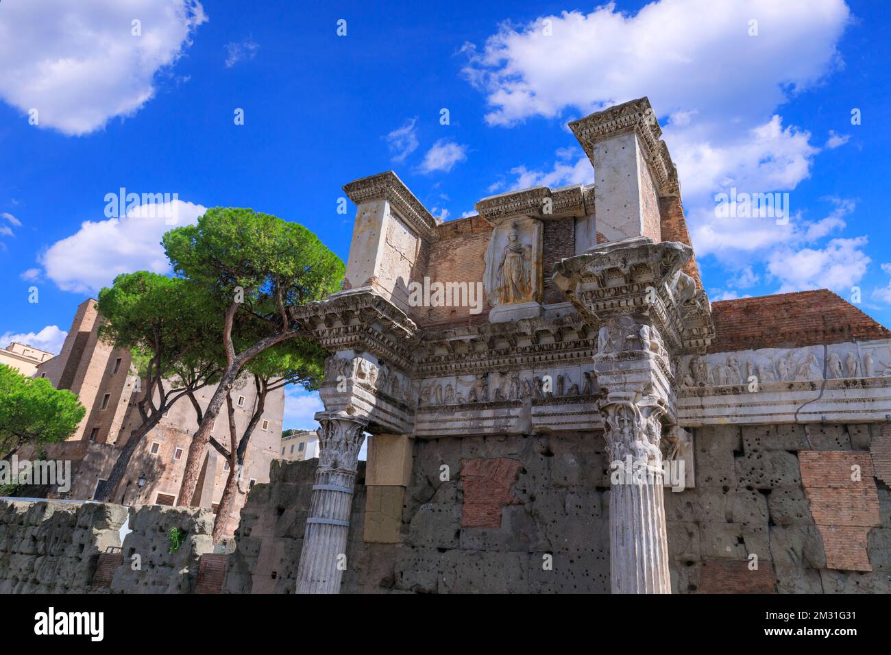 Le Forum de Nerva à Rome, Italie: Vue du mur de périmètre du Forum et de la Colonnace. Banque D'Images