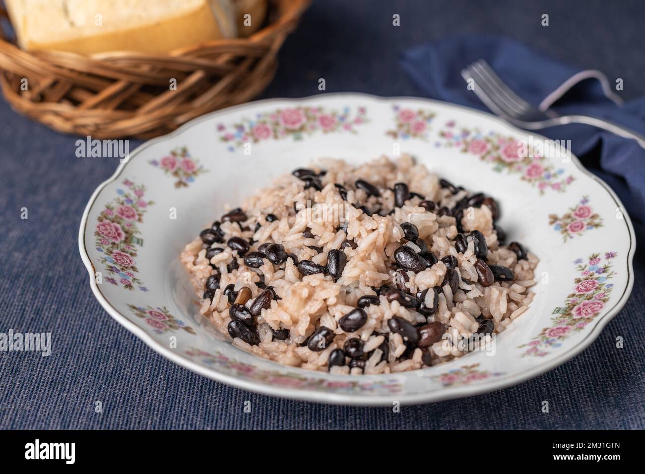 Gros plan de pinto gallo, cuisine traditionnelle costaricaine sur une assiette décorée. Banque D'Images