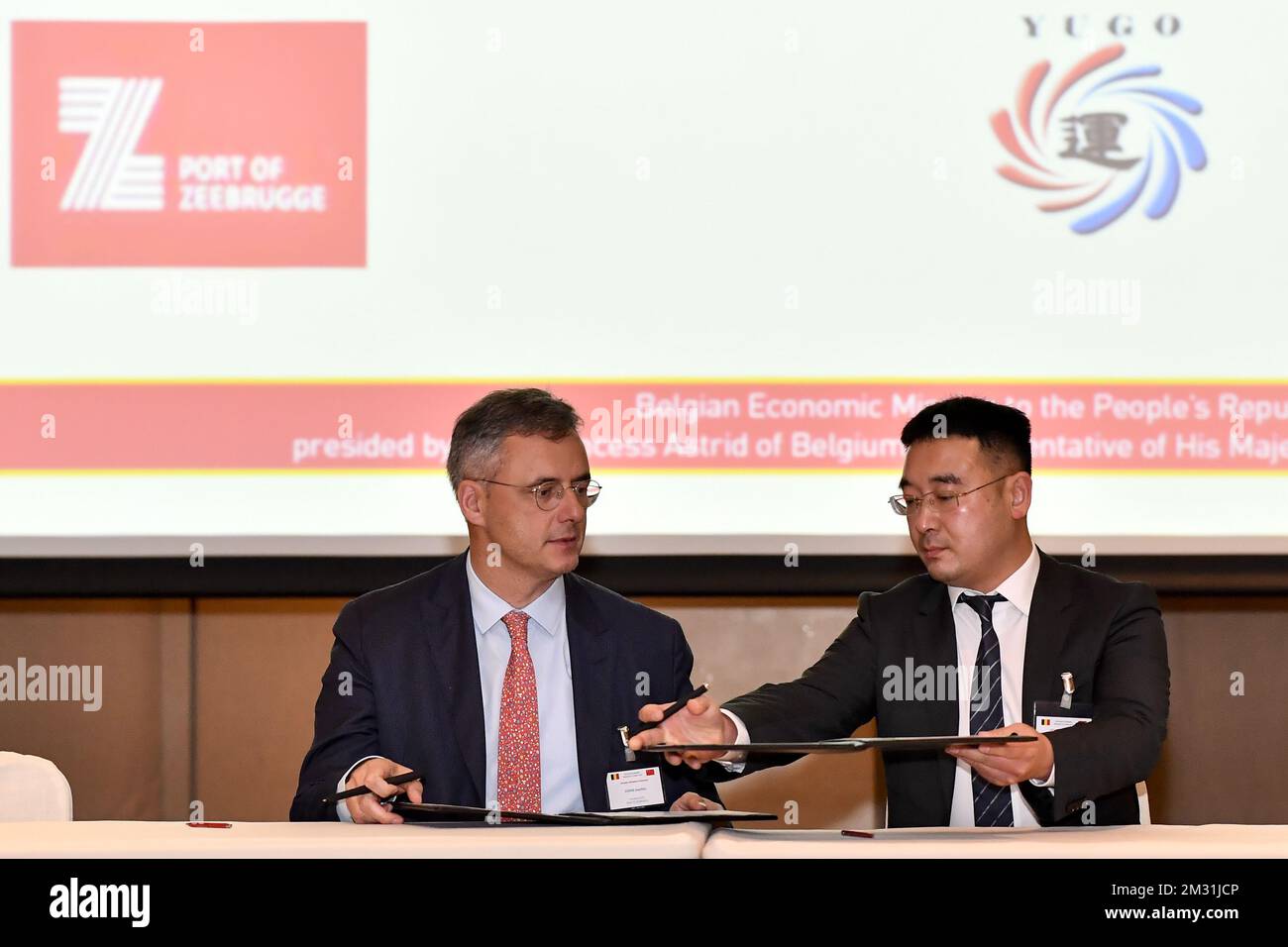 Joachim COENS, PDG, PORT DE ZEEBRUGGE/MBZ et Yu QINGZHEN, Directeur général, YUGO photographié lors d'une cérémonie de signature, le troisième jour d'une mission commerciale économique belge en Chine, mercredi 20 novembre 2019. Plusieurs ministres fédéraux et régionaux accompagnent la princesse dans une mission économique en Chine du 18 au 23 novembre. BELGA PHOTO DIRK WAEM Banque D'Images