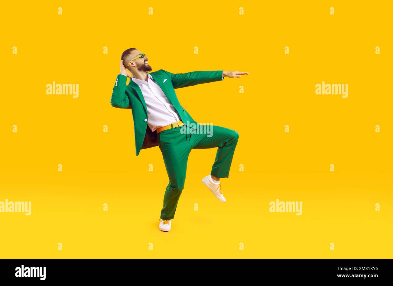 Cool et élégant jeune homme est de danser amusant célébrant la Saint Patrick Day. Banque D'Images