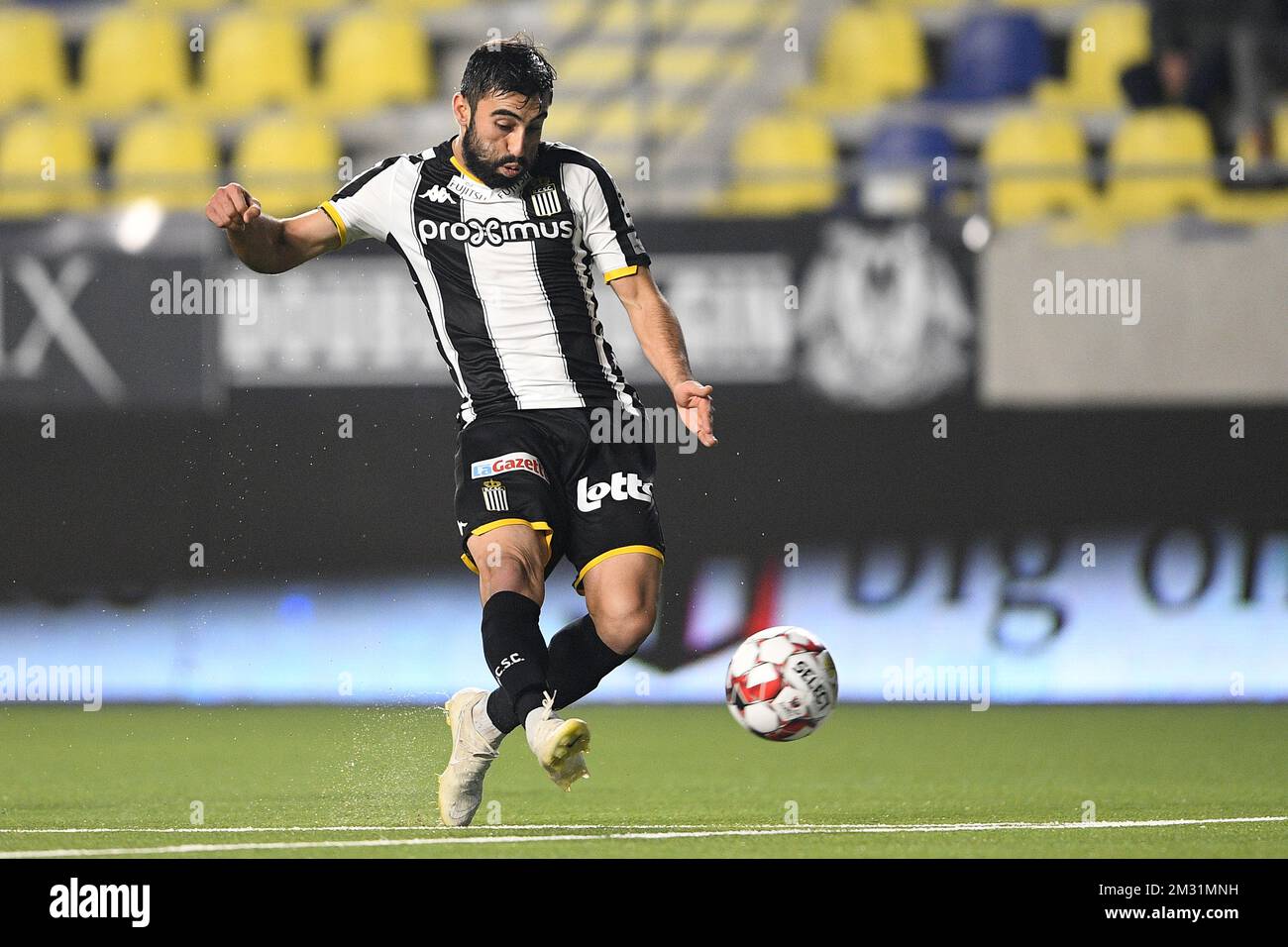 Kaveh Rezaei, de Charleroi, a marqué le but 1-3 lors d'un match de football entre Sint-Truiden VV et Sporting Charleroi, dimanche 24 novembre 2019 à Sint-Truiden, le 16 jour de la saison belge de championnat de football "Jupiler Pro League" 2019-2020. BELGA PHOTO YORICK JANSENS Banque D'Images