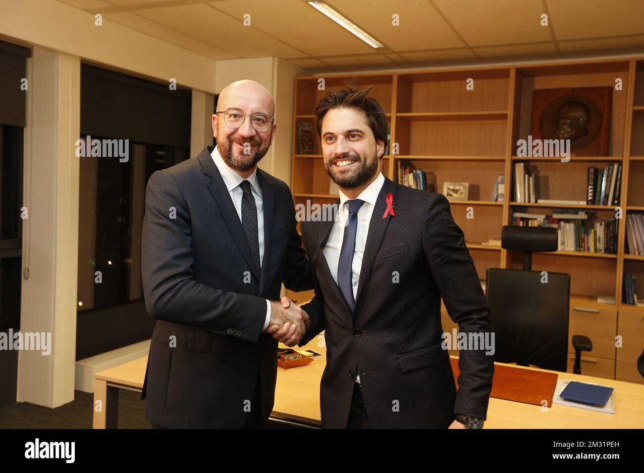 L'ancien Premier ministre belge et ancien président de M. Charles Michel et le président nouvellement élu de M. Georges-Louis Bouchez se secouent la main après le décompte des voix du deuxième tour de l'élection du parti libéral francophone de M. pour la présidence, au siège de M. à Bruxelles, le vendredi 29 novembre 2019. BELGA PHOTO NICOLAS MATERLINCK Banque D'Images