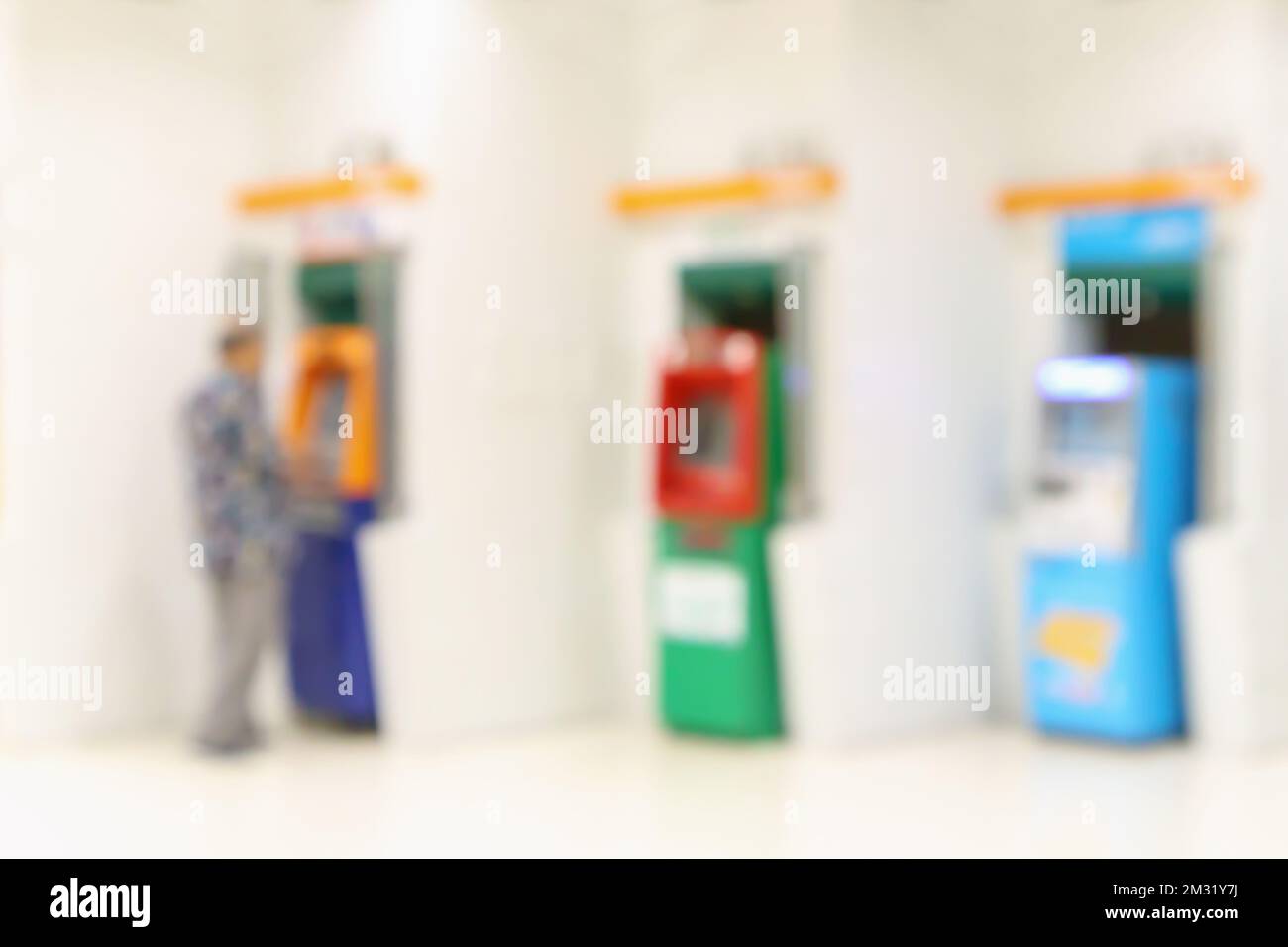 résumé flou homme utilisant des distributeurs automatiques de billets pour le retrait d'argent liquide arrière-plan défoqué Banque D'Images