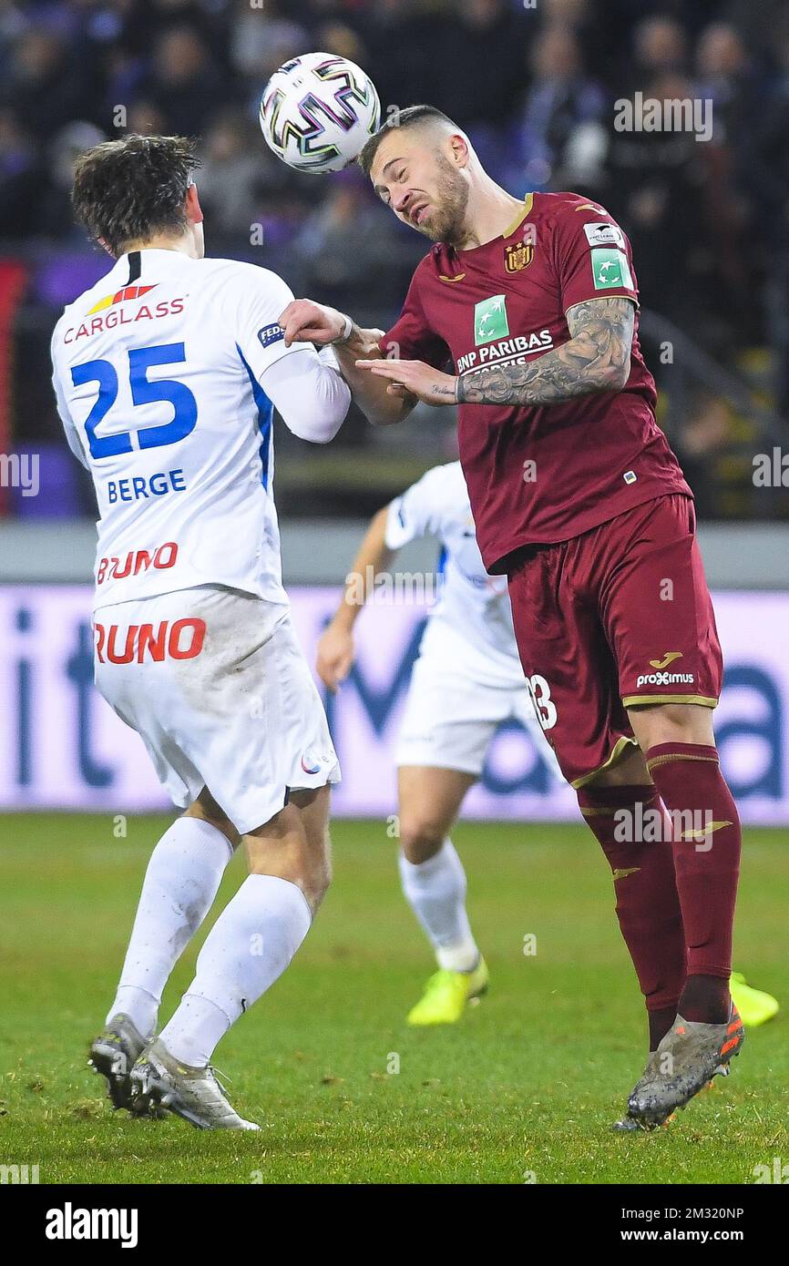 Sander Berge de Genk et Peter Zulj d'Anderlecht se battent pour le ballon  lors d'un match de football entre RSC Anderlecht et KRC Racing Genk,  dimanche 22 décembre 2019 à Bruxelles, le