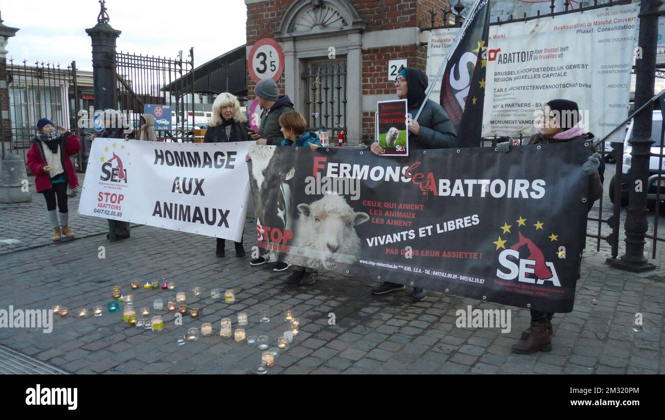 Photo concernant l'article de Belga 'Veillée devant l'abattoir d'Anderlecht pour les animaux qui seront tues pour le péter Noel', distribué aujourd'hui à BRUXELLES. MEILLEURE QUALITÉ DISPONIBLE - BELGA PHOTO OPHELIE DELAROUZEE Banque D'Images