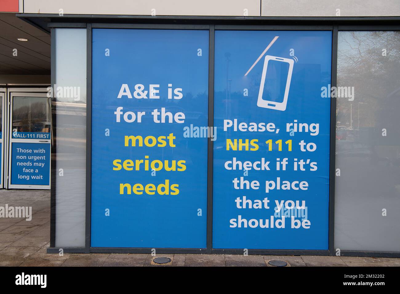 Slough, Berkshire, Royaume-Uni. 14th décembre 2022. A&E à l'hôpital de Washam Park à Slough, une partie de Frimley Health où les infirmières ne seront pas en grève demain. Demain marque un grand moment dans l'histoire, alors que les infirmières de certaines parties de l'Angleterre, du pays de Galles et de l'Irlande du Nord frapperont sur les salaires et les conditions. C'est la première fois que des membres du Collège royal des sciences infirmières vont faire la grève. Une deuxième grève aura lieu le 20th décembre 2022. De nombreux patients sont très inquiets des grèves à venir des infirmières et des ambulanciers paramédicaux. Crédit : Maureen McLean/Alay Live News Banque D'Images