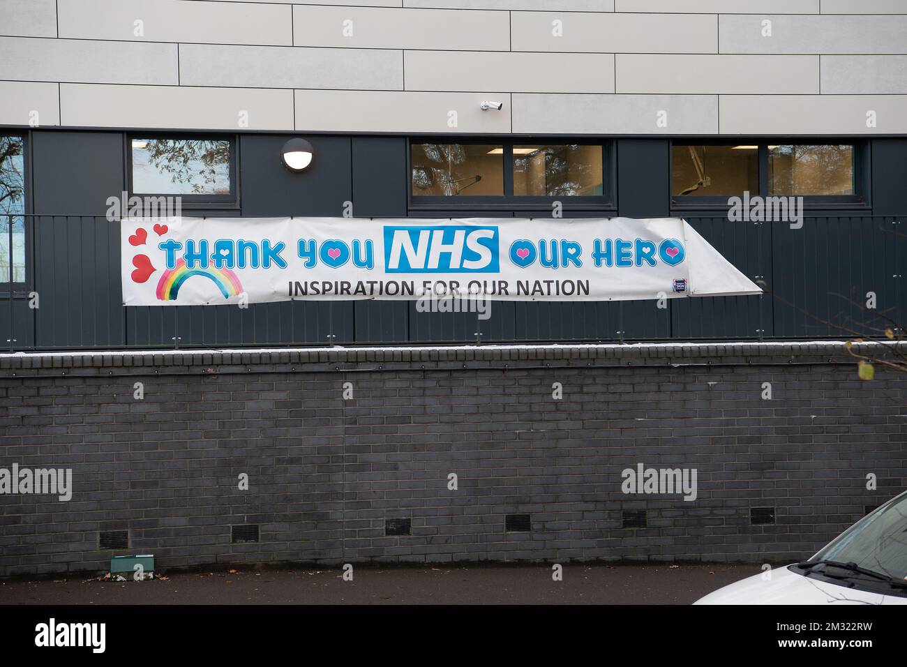 Slough, Berkshire, Royaume-Uni. 14th décembre 2022. Une bannière de remerciement NHS à l'hôpital de Washam Park à Slough, une partie de Frimley Health où les infirmières ne seront pas, cependant, frappantes demain. Demain marque un grand moment dans l'histoire, alors que les infirmières de certaines parties de l'Angleterre, du pays de Galles et de l'Irlande du Nord frapperont sur les salaires et les conditions. C'est la première fois que des membres du Collège royal des sciences infirmières vont faire la grève. Une deuxième grève aura lieu le 20th décembre 2022. De nombreux patients sont très inquiets des grèves à venir des infirmières et des ambulanciers paramédicaux. Crédit : Maureen McLean/Alay Live News Banque D'Images