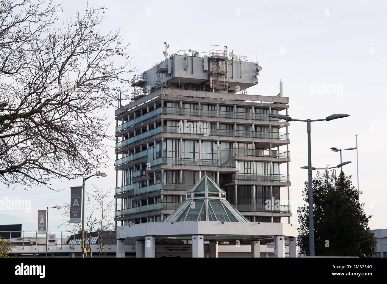 Slough, Berkshire, Royaume-Uni. 14th décembre 2022. L'hôpital de Wexham Park à Slough, qui fait partie de Frimley Health où les infirmières ne seront pas, cependant, frappantes demain. Demain marque un grand moment dans l'histoire, alors que les infirmières de certaines parties de l'Angleterre, du pays de Galles et de l'Irlande du Nord frapperont sur les salaires et les conditions. C'est la première fois que des membres du Collège royal des sciences infirmières vont faire la grève. Une deuxième grève aura lieu le 20th décembre 2022. De nombreux patients sont très inquiets des grèves à venir des infirmières et des ambulanciers paramédicaux. Crédit : Maureen McLean/Alay Live News Banque D'Images