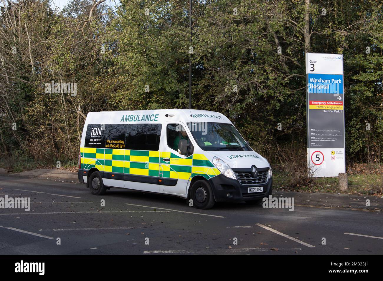 Slough, Berkshire, Royaume-Uni. 14th décembre 2022. Une ambulance de transport de patients à Slough à l'extérieur de l'hôpital de Wexham Park. Demain marque un grand moment dans l'histoire, alors que les infirmières de certaines parties de l'Angleterre, du pays de Galles et de l'Irlande du Nord frapperont sur les salaires et les conditions. C'est la première fois que des membres du Collège royal des sciences infirmières vont faire la grève. Une deuxième grève aura lieu le 20th décembre 2022. De nombreux patients sont très inquiets des grèves à venir des infirmières et des ambulanciers paramédicaux. Crédit : Maureen McLean/Alay Live News Banque D'Images