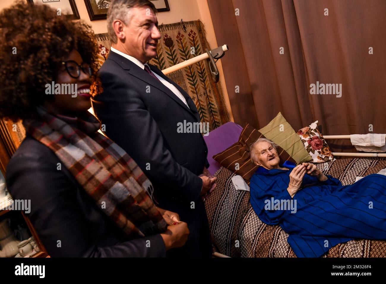 Jan Jambon, ministre flamand, et Assita Kanko, photographiés lors d'une visite à une dame de 100 ans qui a aidé un ami juif à échapper à Auschwitz en prévision d'un mémorial pour commémorer le 75th anniversaire de la libération du camp de concentration d'Auschwitz-Birkenau pendant la Seconde Guerre mondiale à Oswiecim, en Pologne, Lundi 20 janvier 2020. BELGA PHOTO DIRK WAEM Banque D'Images