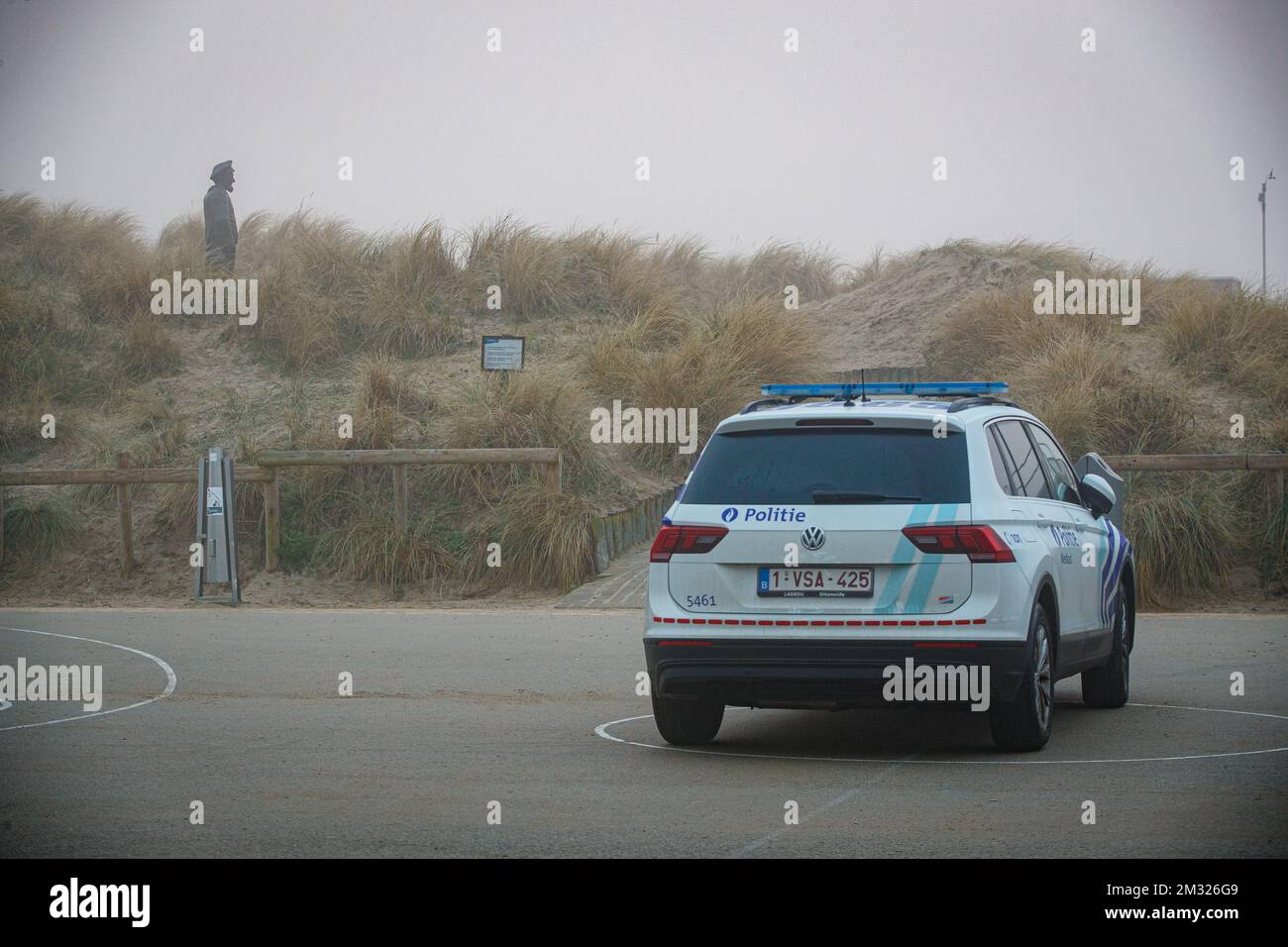 L'illustration montre la police lors d'une fouille en mer du Nord et sur le continent à de panne, mardi 21 janvier 2020. Quatorze transmigrants d'origine afghane se sont rendis à la plage après un échec de passage au Royaume-Uni. Six sont arrêtés, huit sont toujours portés disparus. BELGA PHOTO KURT DESPLENTER Banque D'Images