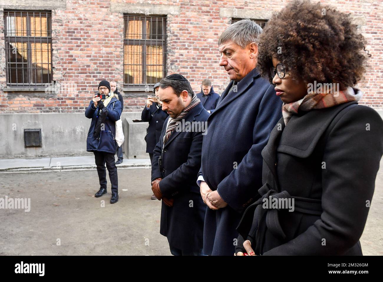 Michael Freilich, membre de la chambre N-va, Jan Jambon, ministre flamand, et Assita Kanko, député européen de N-va, photographiés lors d'un mémorial commémorant le 75th anniversaire de la libération du camp de concentration d'Auschwitz-Birkenau pendant la Seconde Guerre mondiale à Oswiecim, en Pologne, le mardi 21 janvier 2020. BELGA PHOTO DIRK WAEM Banque D'Images