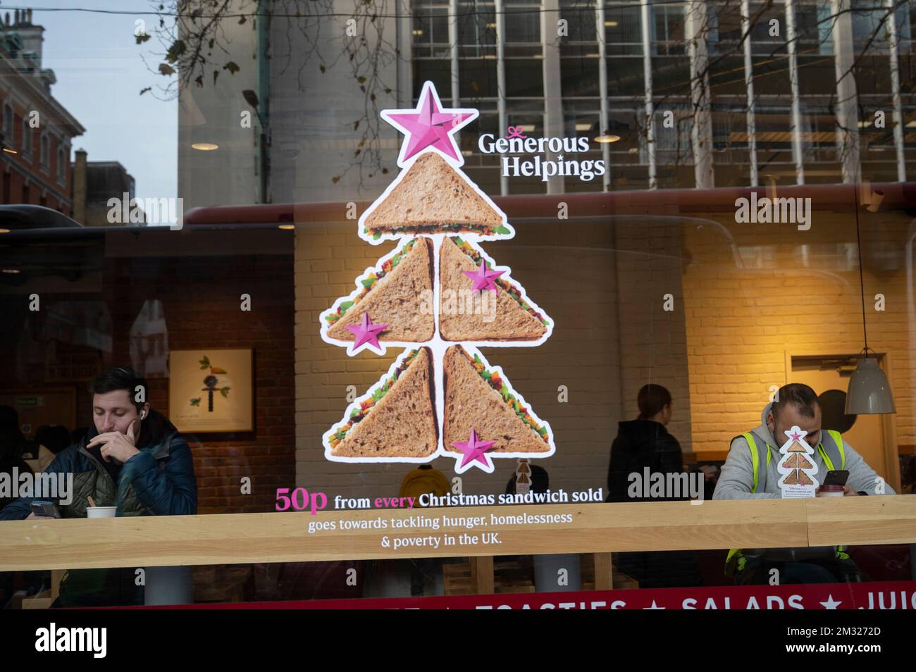 Londres, Angleterre. Prét une fenêtre de café de la manucherie avec décoration de fenêtre d'arbre de Noël, faite de sandwiches. Banque D'Images