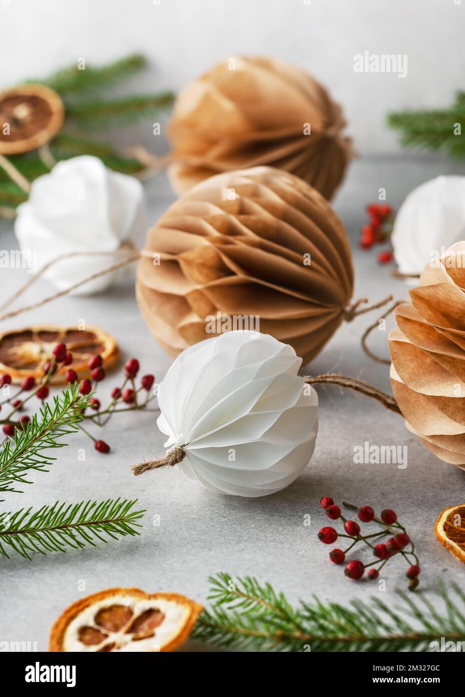 Boule de Noël à motif nid d'abeilles fait à la main et fabriquée à partir d'un filtre à café blanc et marron. Concept de papier scandinave artisanal nordique. Mise au point sélective. Banque D'Images