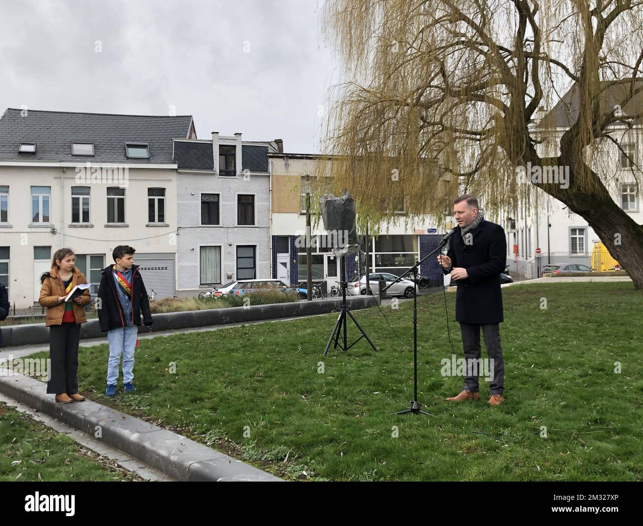 Burgemeester Alexander Vandersmissen (Open VLD), kinderburgemeester Camila Ladron en kindersecretaris Jaan Roelens sur la photo concernant l'article de Belga 'Anne Frankboom geplant naast Kazerne Dossin in Mechelen', 27/01/2020 13:11, à MECHELEN. MEILLEURE QUALITÉ DISPONIBLE - BELGA PHOTO KATLEEN VASTIAU Banque D'Images