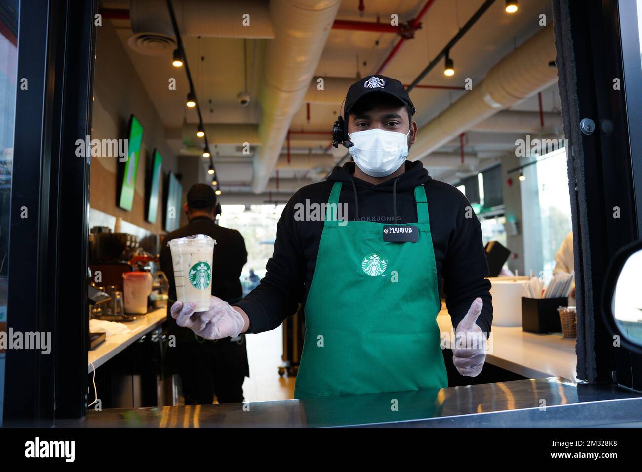 Les employés de Starbucks donnent des commandes au drive. Arabie saoudite, Khobar Banque D'Images
