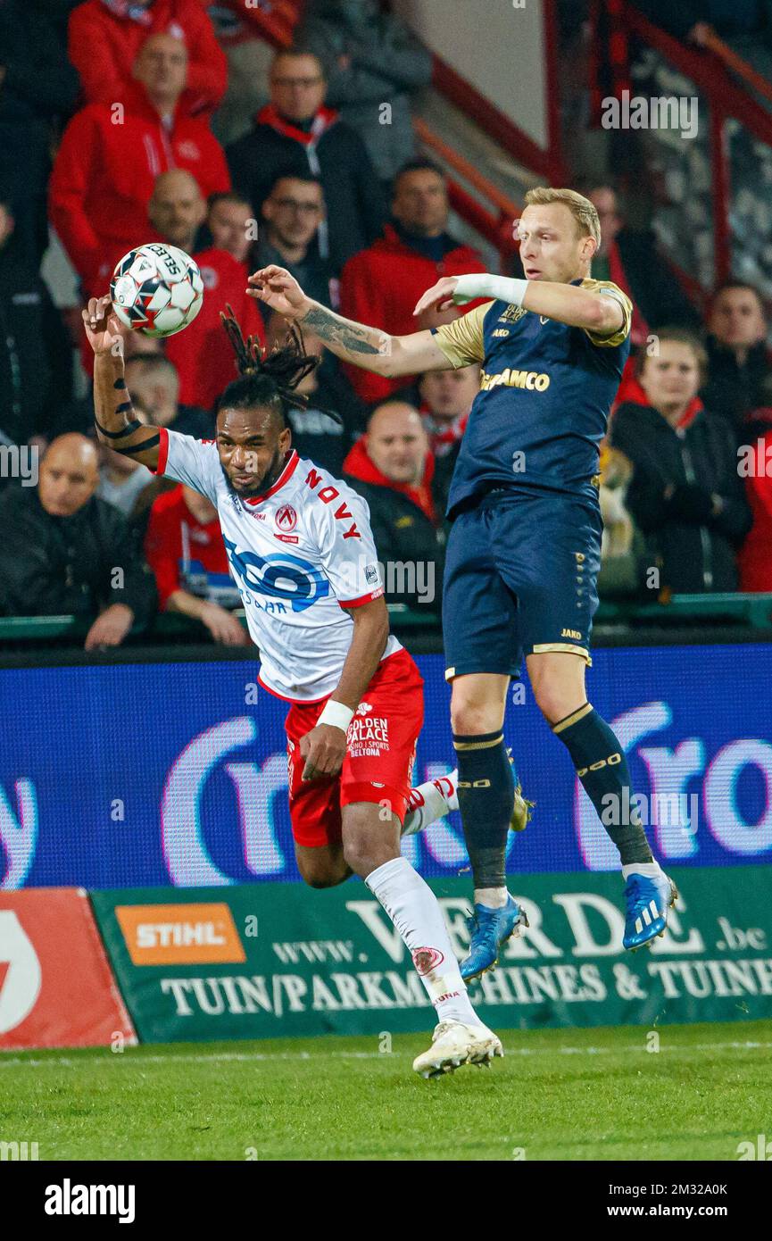 Ilombe Mboyo de Kortrijk et Ritchie de Laet d'Anvers se battent pour le ballon lors d'un match de football entre KV Kortrijk et Royal Antwerp FC, le jeudi 06 février 2020 à Kortrijk, dans la jambe de retour de la demi-finale de la coupe belge Croky Cup. BELGA PHOTO KURT DESPLENTER Banque D'Images