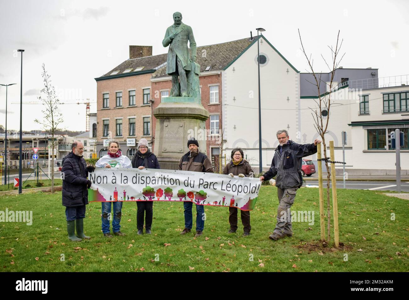 Photo de l'article de Belga 'es militants pour l'environnement plantent des arbres sur un Square public a Namur', distribué aujourd'hui à NAMUR. MEILLEURE QUALITÉ DISPONIBLE - BELGA PHOTO MAXIME ASSELBERGHS Banque D'Images