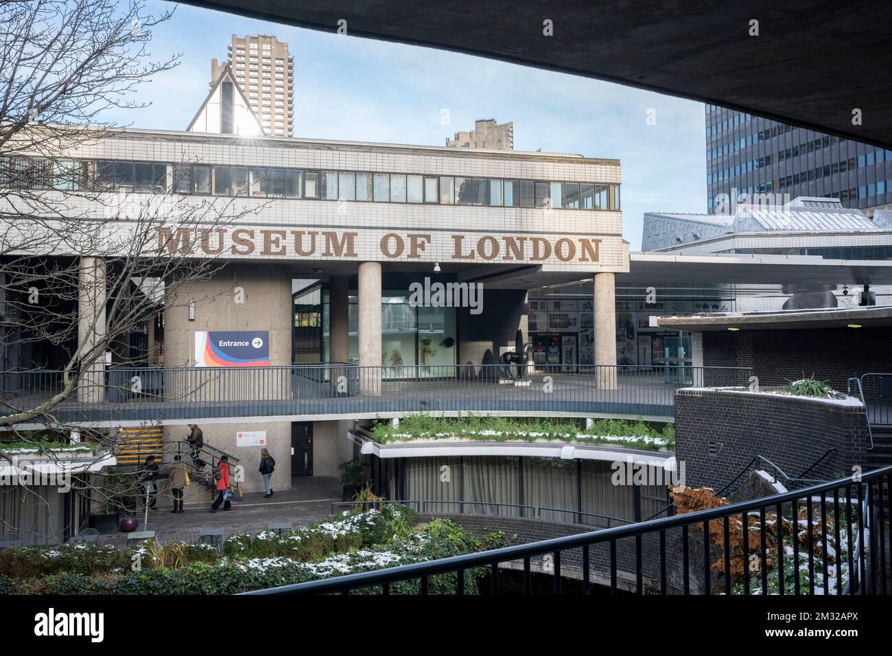 Un paysage de passerelles en béton et d'architecture au musée de Londres maintenant fermé à l'extrémité ouest du mur de Londres avant sa réinstallation à Smithfield dans la ville de Londres, le quartier historique et financier de la capitale, le 14th décembre 2022, à Londres, en Angleterre. Le Musée de Londres est présent sur ce site à Nettlesham court EC2 depuis 1976, mais il rouvrira ses portes en tant que Musée de Londres à West Smithfield en 2026. Banque D'Images