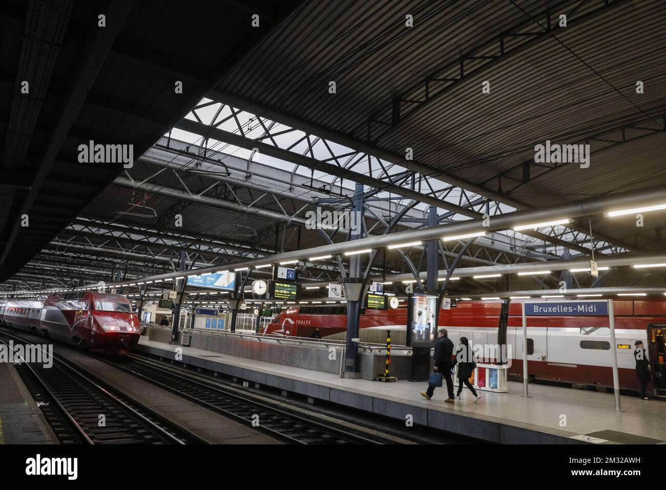 L'illustration montre le train à grande vitesse Thalys à Bruxelles Sud/Bruxelles midi/Bruxelles Zuid gare, lundi 10 février 2020. Le passage de la tempête Ciara à travers la Belgique, entraînant de fortes pluies et de forts vents, a causé des problèmes aux chemins de fer belges. BELGA PHOTO THIERRY ROGE Banque D'Images