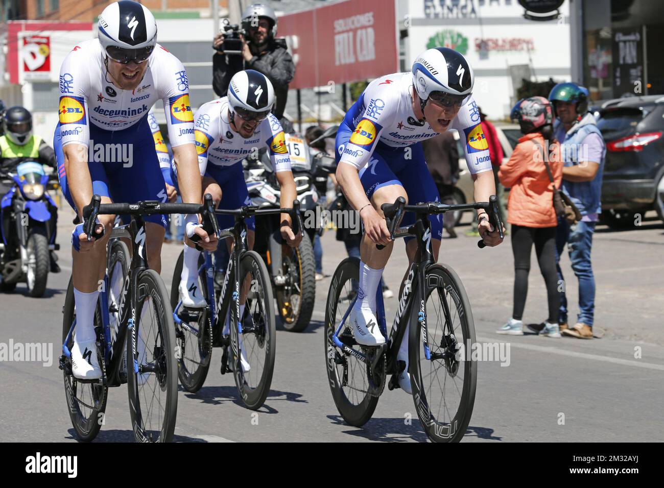 Deceuninck - les coureurs de Quick-Step en action à la première étape de la course cycliste Tour de Colombie, un procès à temps individuel (16,7km) de Tunja à Tunja, en Colombie, le mardi 11 février 2020. BELGA PHOTO YUZURU SUNADA - FRANCE SORTIE Banque D'Images