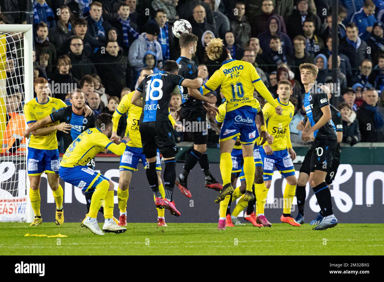 Siebe Schrijvers et Yuki Kobayashi, de Waasland-Beveren, se battent pour le ballon lors d'un match de football entre le Club Brugge et Waasland-Beveren, samedi 15 février 2020 à Bruges, le 26 jour de la saison belge de championnat de football Jupiler Pro League 2019-2020. BELGA PHOTO KURT DESPLENTER Banque D'Images