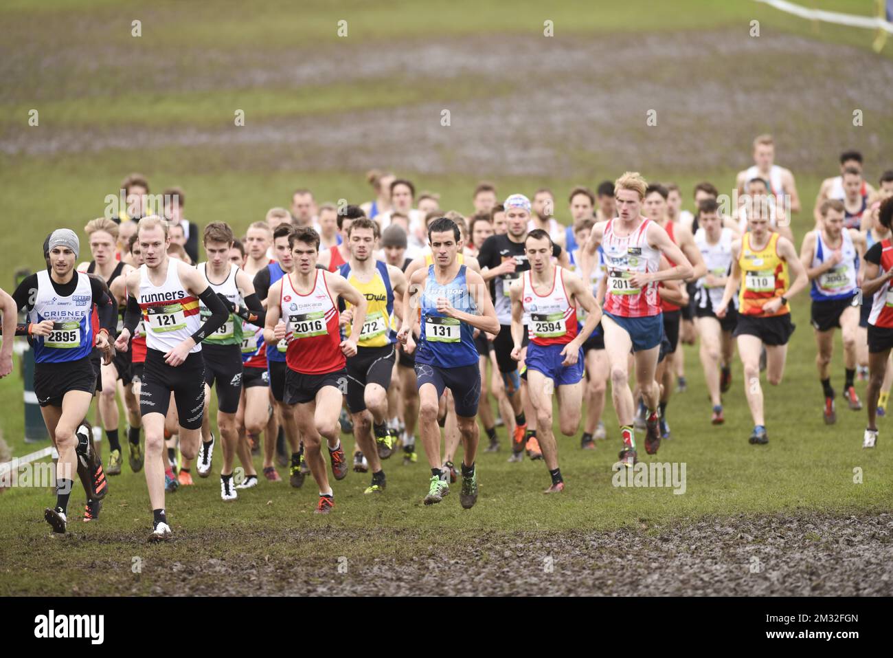 L'illustration montre le pack de coureurs, lors de la course masculine à la sixième et dernière étape du trophée 'coupe transversale' à Bruxelles, au cours duquel le premier Belge sera couronné champion national, dimanche 01 mars 2020. BELGA PHOTO LAURENT LEFEBVRE Banque D'Images