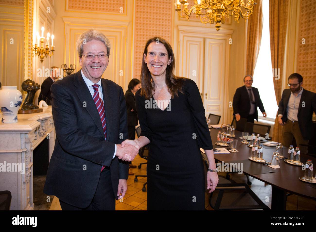 Commissaire européen chargé des affaires économiques et financières, de la fiscalité et des douanes, italien Paolo Gentiloni et Premier ministre belge Sophie Wilmes photographiés lors d'une réunion entre le Premier ministre belge et le Commissaire européen à l'économie, à Bruxelles, le mardi 04 février 2020. BELGA PHOTO NICOLAS MATERLINCK Banque D'Images